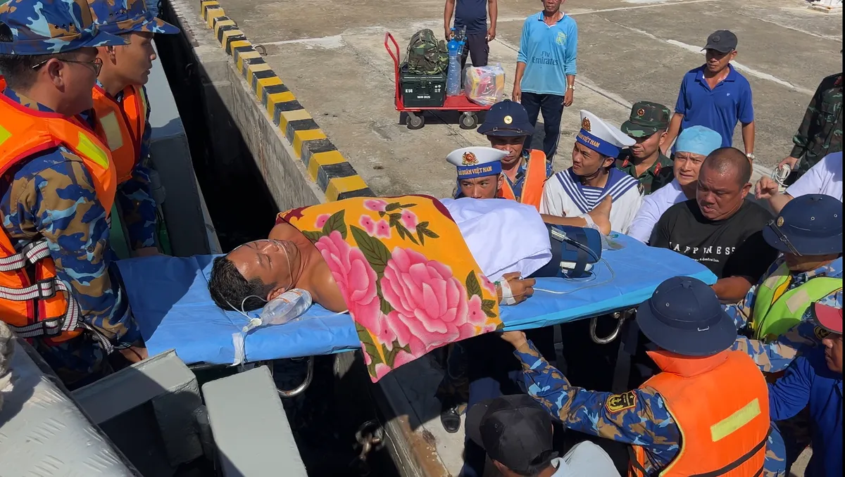 T&agrave;u Hải Qu&acirc;n kịp thời đưa ngư d&acirc;n bị tai nạn tr&ecirc;n biển về đất liền an to&agrave;n- Ảnh 1.