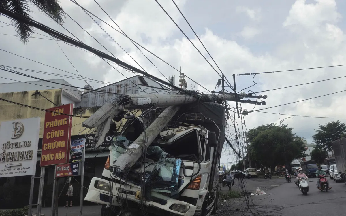 Xe tải tự trôi tông gãy trụ điện trung thế trên Quốc lộ 20, gây mất điện cục bộ khu vực Bảo Lộc.