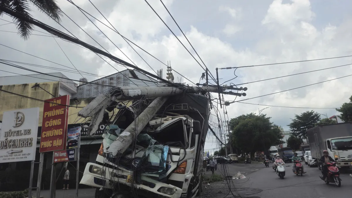 Xe tải tự tr&ocirc;i t&ocirc;ng g&atilde;y trụ điện trung thế tr&ecirc;n Quốc lộ 20, g&acirc;y mất điện cục bộ khu vực Bảo Lộc- Ảnh 1.