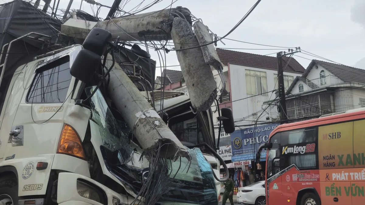Xe tải tự tr&ocirc;i t&ocirc;ng g&atilde;y trụ điện trung thế tr&ecirc;n Quốc lộ 20, g&acirc;y mất điện cục bộ khu vực Bảo Lộc- Ảnh 2.
