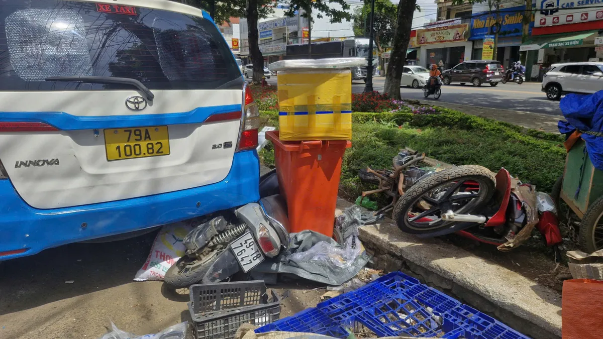 Xe tải tự tr&ocirc;i t&ocirc;ng g&atilde;y trụ điện trung thế tr&ecirc;n Quốc lộ 20, g&acirc;y mất điện cục bộ khu vực Bảo Lộc- Ảnh 3.
