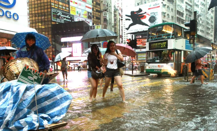 Hong Kong (Trung Quốc) ban h&agrave;nh cảnh b&aacute;o mưa lớn nghi&ecirc;m trọng nhất- Ảnh 1.