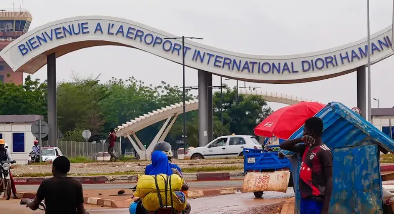 Al-Qaeda tấn c&ocirc;ng s&acirc;n bay ở Niger, &iacute;t nhất 13 người tử vong - Ảnh 1.