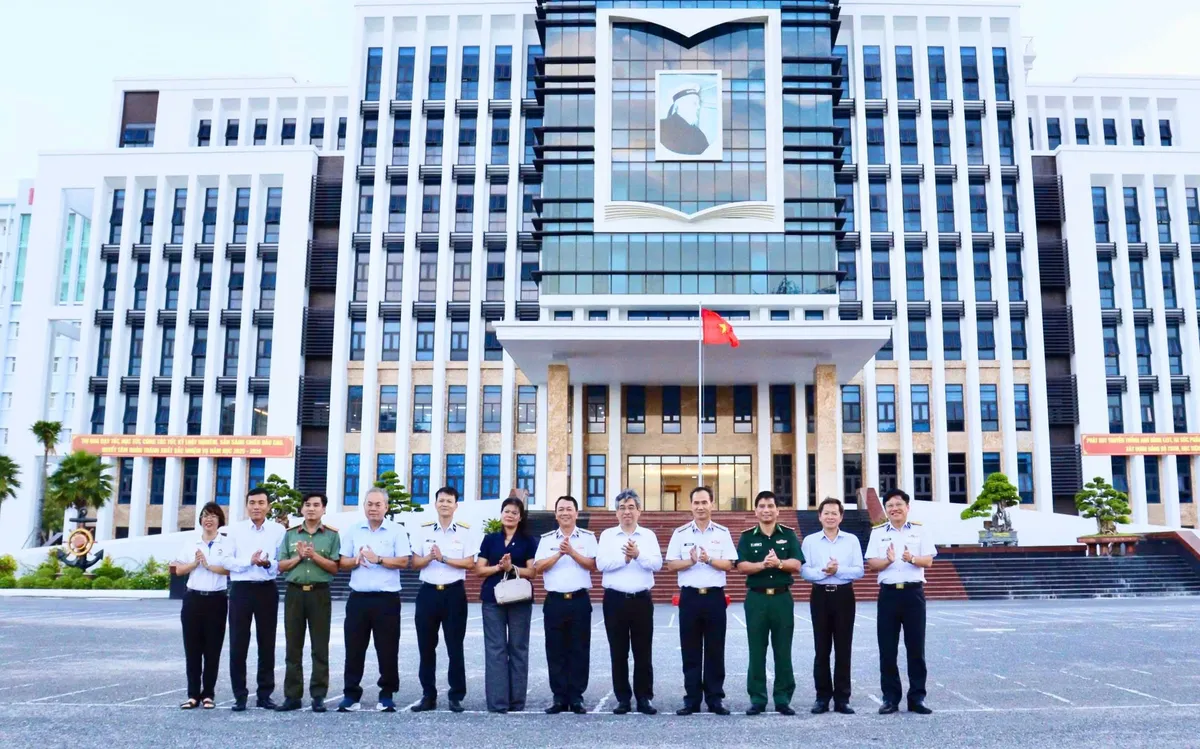 Đoàn công tác Ủy ban MTTQ Việt Nam TPHCM chụp ảnh lưu niệm với lãnh đạo Học viện Hải quân.