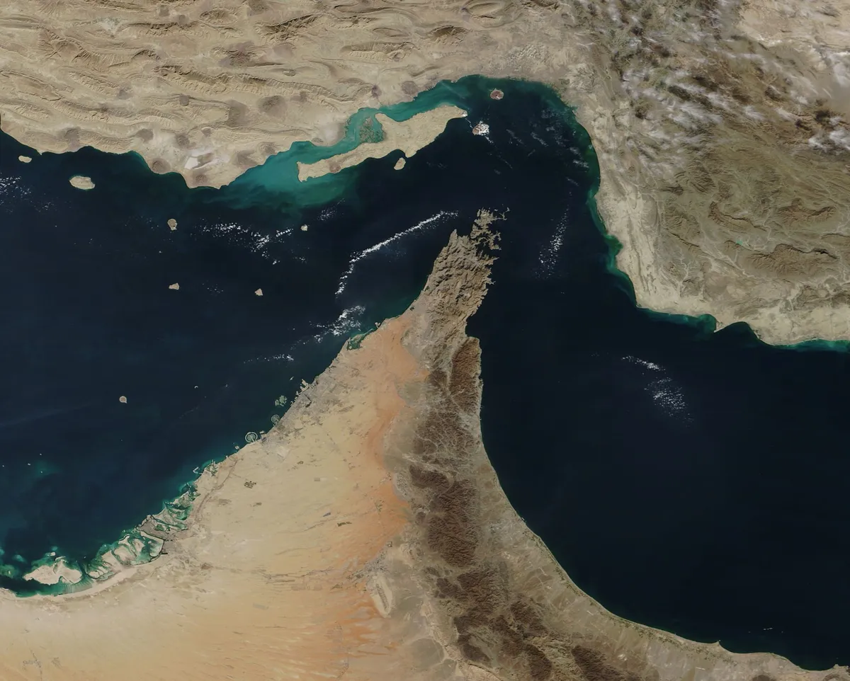 Eo biển Hormuz t&aacute;i th&ocirc;ng thương, nguồn cung dầu to&agrave;n cầu tăng mạnh- Ảnh 1.