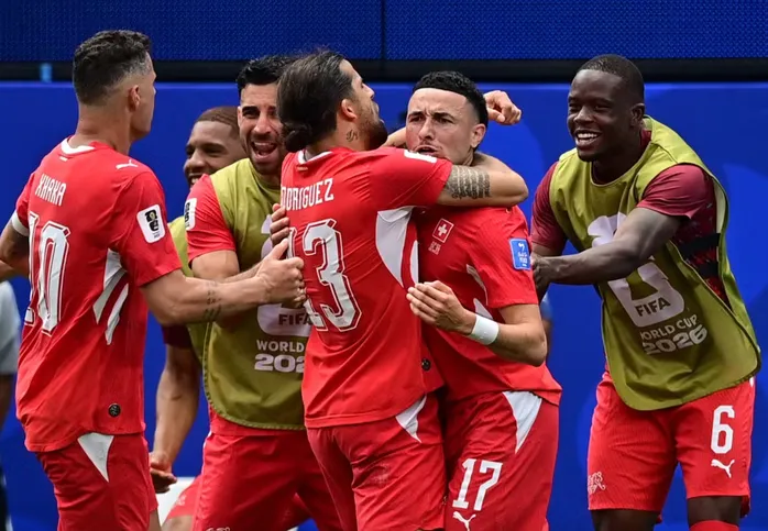 Thụy Sĩ b&ugrave;ng nổ cuối trận, đ&aacute;nh bại Bosnia-Herzegovina 4-1 v&agrave; tiến gần v&eacute; đi tiếp- Ảnh 1.
