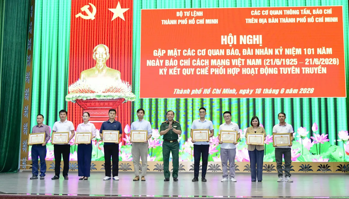 Bộ Tư lệnh TP Hồ Ch&iacute; Minh tăng cường phối hợp với b&aacute;o ch&iacute; - Ảnh 2.