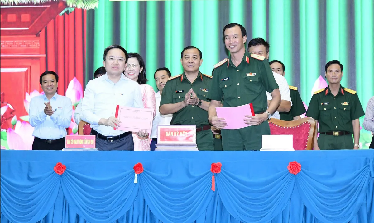 Bộ Tư lệnh TP Hồ Ch&iacute; Minh tăng cường phối hợp với b&aacute;o ch&iacute; - Ảnh 1.