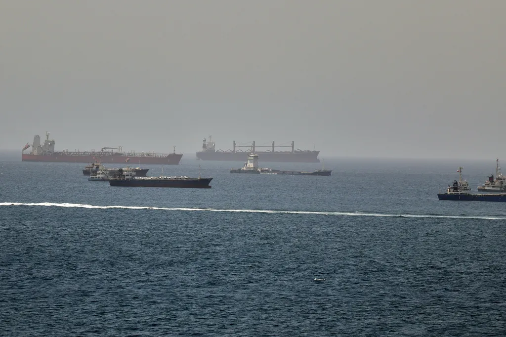 Mỹ dỡ bỏ phong tỏa hải quân tại eo biển Hormuz- Ảnh 1. Mỹ dỡ bỏ phong tỏa hải quân tại eo biển Hormuz- Ảnh 1.