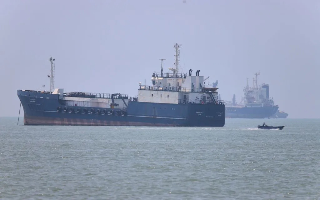 Các tàu neo đậu ở eo biển Hormuz ngoài khơi Bandar Abbas, Iran, ngày 17/6/2026 (Ảnh: ISNA/AP)