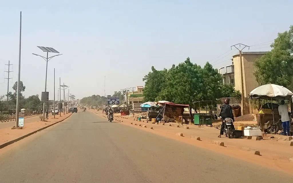 Người dân lái xe máy chạy dọc một con phố ở Niamey, Niger, ngày 18/6/2026 (Ảnh: AP)
