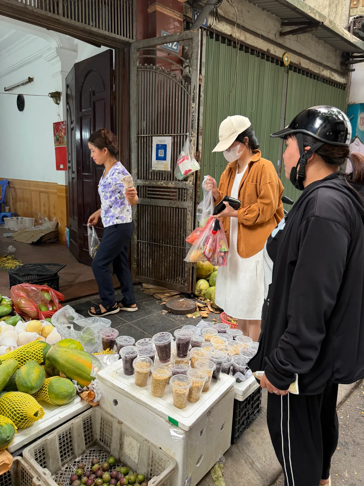 Chợ truyền thống nhộn nhịp dịp Tết Đoan Ngọ- Ảnh 1. Chợ truyền thống nhộn nhịp dịp Tết Đoan Ngọ- Ảnh 1.