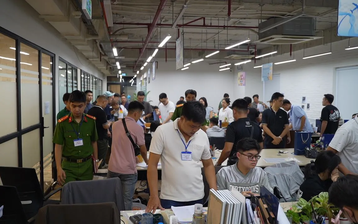 Công an làm việc tại một trong các công ty lừa bán kỳ nghỉ. Ảnh: Công an TP Hồ Chí Minh