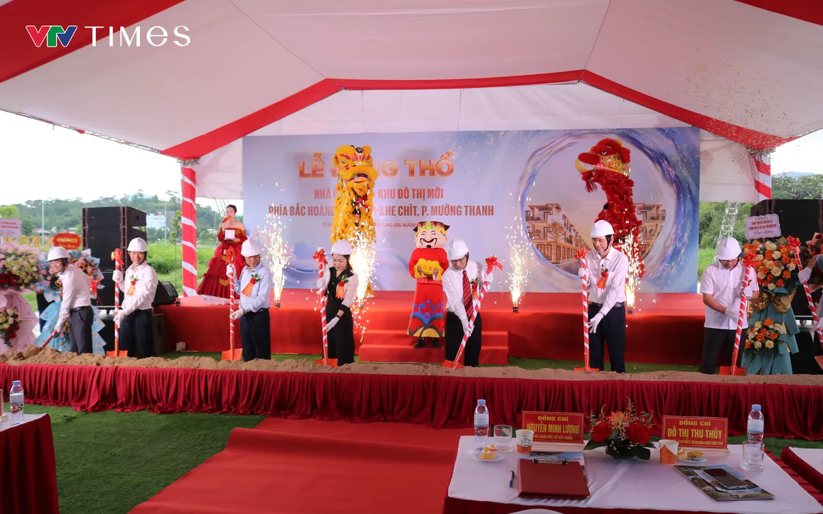 Các đại biểu cùng chủ đầu tư thực hiện nghi thức động thổ, chính thức khởi công xây dựng Dự án Nhà ở xã hội thuộc Khu đô thị mới phía Bắc Hoàng Văn Thái - Khe Chít. Ảnh: Quốc Hưng