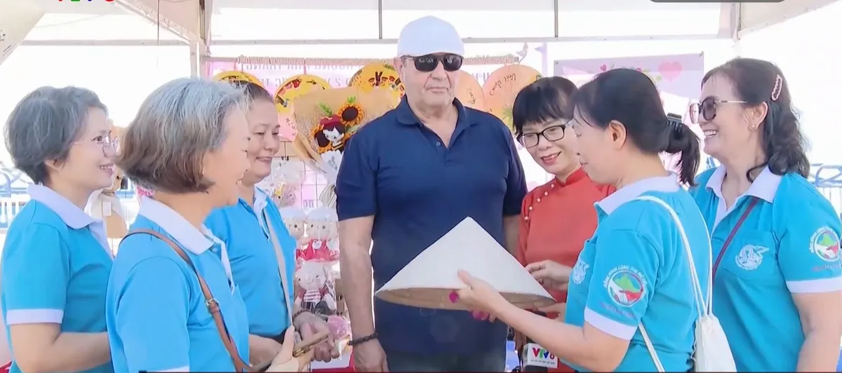 Người dân Khánh Hòa nói tiếng Anh: Đòn bẩy vươn tầm hội nhập- Ảnh 1. Người dân Khánh Hòa nói tiếng Anh: Đòn bẩy vươn tầm hội nhập- Ảnh 1.
