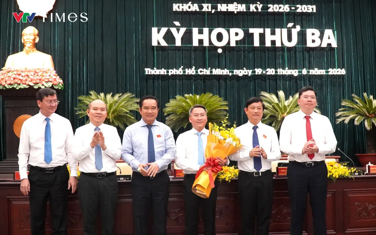Lãnh đạo TP Hồ Chí Minh tặng hoa chúc mừng tân Giám đốc Sở Giáo dục và Đào tạo Nguyễn Tấn Phát 