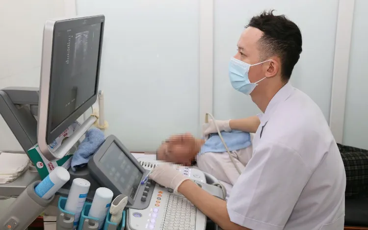 Thăm khám tuyến giáp định kỳ để chủ động phòng ngừa bệnh lý suy tuyến giáp. Ảnh: Đình Thi