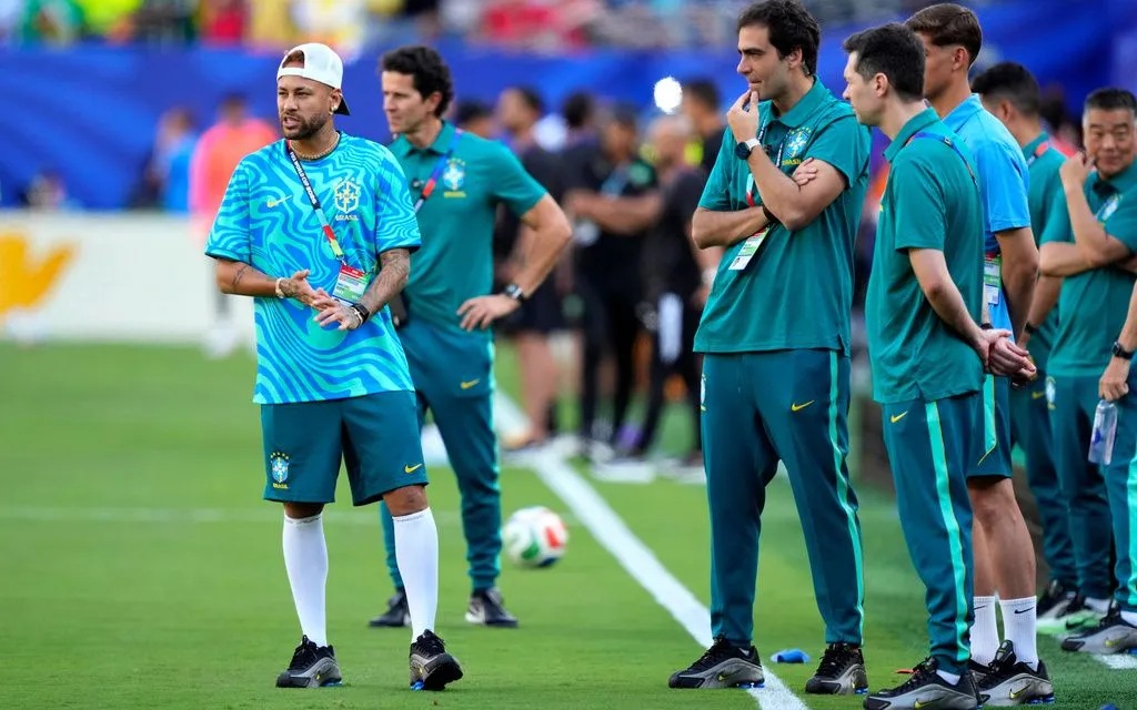 Neymar theo dõi trận đấu bóng đá bảng C World Cup giữa Brazil và Morocco ngày 13/6. (Ảnh AP: / Yuki Iwanmura)