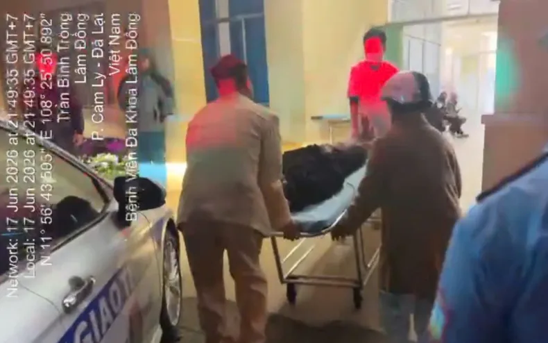 Nam thanh niên được đưa đến cứu chữa kịp thời tại Bệnh viện đa khoa Lâm Đồng (Hình ảnh được cắt từ video).