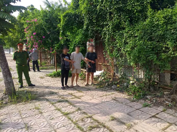 Triệu tập nh&oacute;m thanh thiếu ni&ecirc;n d&ugrave;ng hung kh&iacute; tấn c&ocirc;ng người đi đường ở H&agrave; Nội - Ảnh 1.