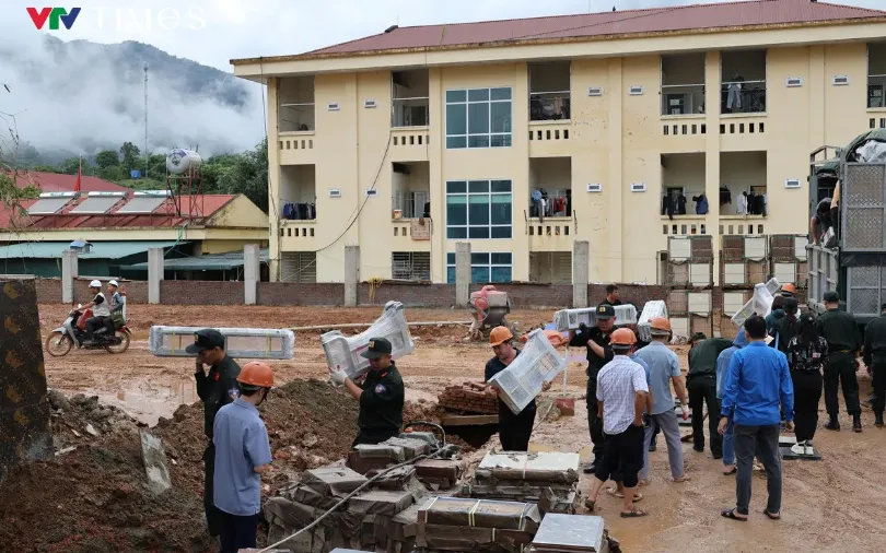 Hơn 200 cán bộ, chiến sĩ Công an tỉnh Lai Châu bước vào chiến dịch 100 ngày đêm, góp sức xây dựng trường học vùng biên. Ảnh: Quỳnh Trang