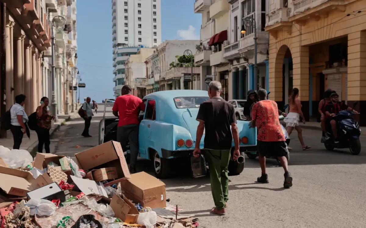 Người dân đẩy một chiếc ô tô cổ bị hỏng ở Havana, Cuba, ngày 17/6/2026. (Ảnh: AP)