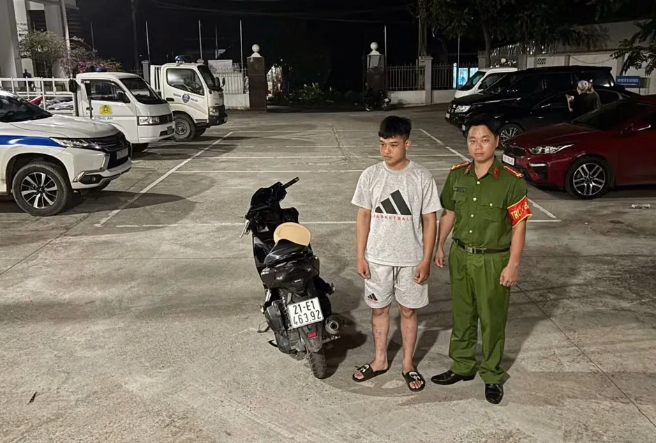 Thanh ni&ecirc;n mặc trang phục d&acirc;n qu&acirc;n tự vệ &ldquo;bốc đầu&rdquo; xe tr&ecirc;n phố - Ảnh 2.
