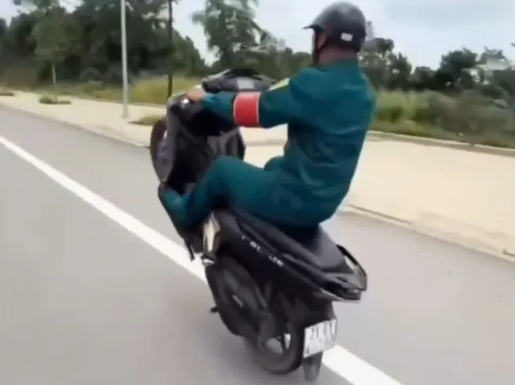 Thanh ni&ecirc;n mặc trang phục d&acirc;n qu&acirc;n tự vệ &ldquo;bốc đầu&rdquo; xe tr&ecirc;n phố - Ảnh 1.