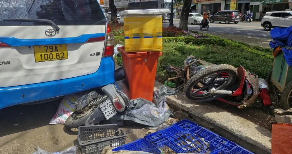 Xe tải chở 12 tấn c&agrave; ph&ecirc; tự tr&ocirc;i t&ocirc;ng nhiều xe, h&uacute;c g&atilde;y trụ điện - Ảnh 2.