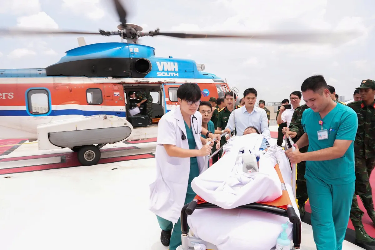 Kịp thời đưa bệnh nhân nguy kịch về đất liền điều trị- Ảnh 1. Kịp thời đưa bệnh nhân nguy kịch về đất liền điều trị- Ảnh 1.