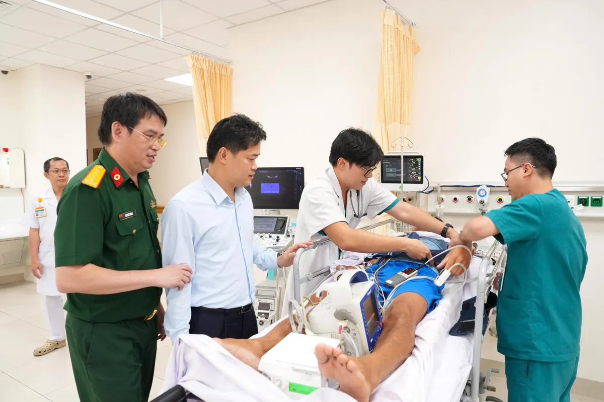 Kịp thời đưa bệnh nhân nguy kịch về đất liền điều trị- Ảnh 3. Kịp thời đưa bệnh nhân nguy kịch về đất liền điều trị- Ảnh 3.