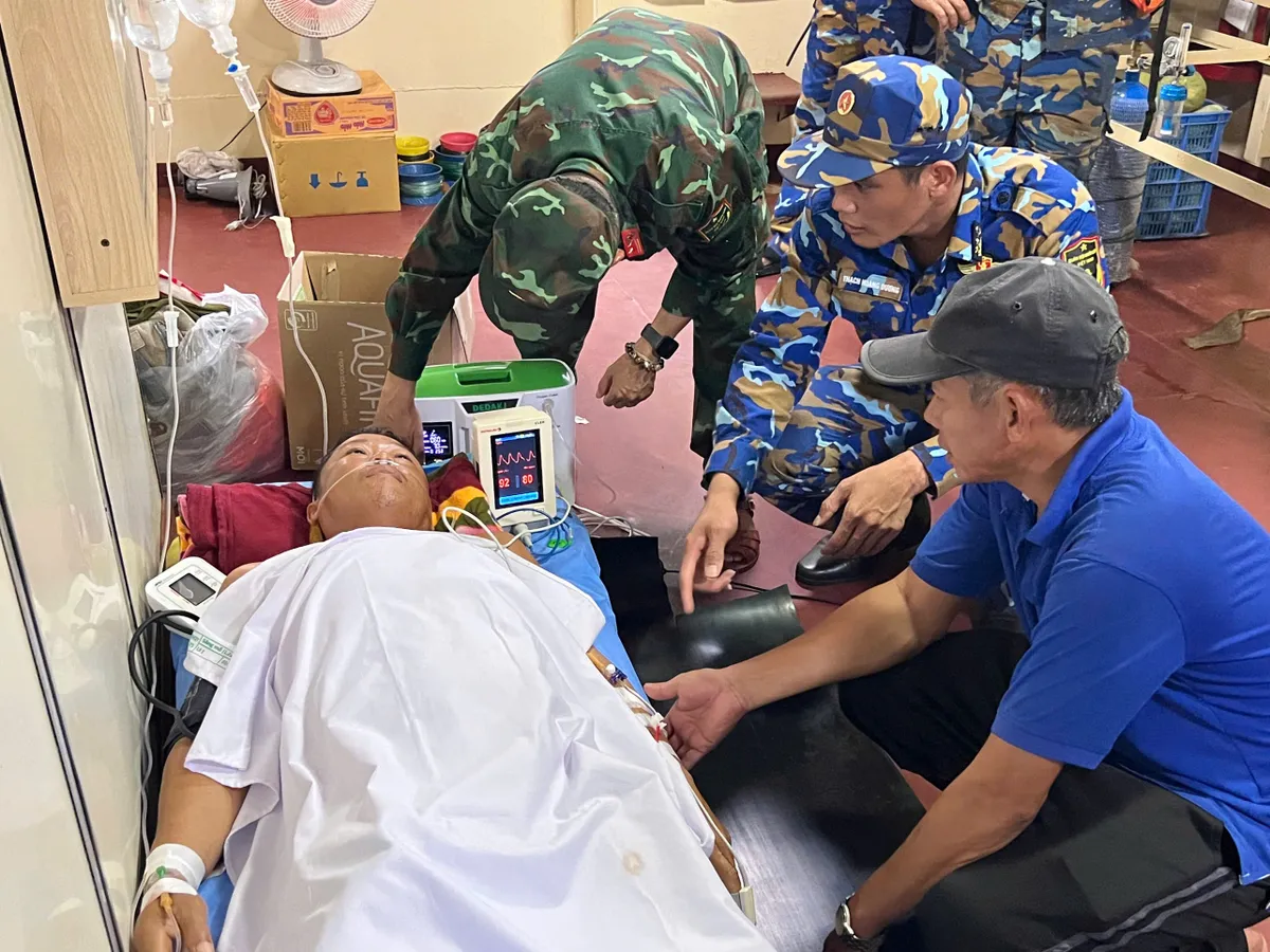 T&agrave;u Hải Qu&acirc;n kịp thời đưa ngư d&acirc;n bị tai nạn tr&ecirc;n biển về đất liền an to&agrave;n- Ảnh 2.