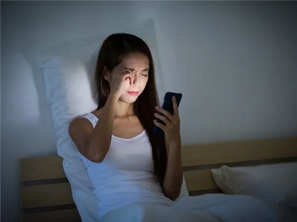 Sai lầm khi d&ugrave;ng điện thoại khiến mắt nhanh mỏi- Ảnh 1.