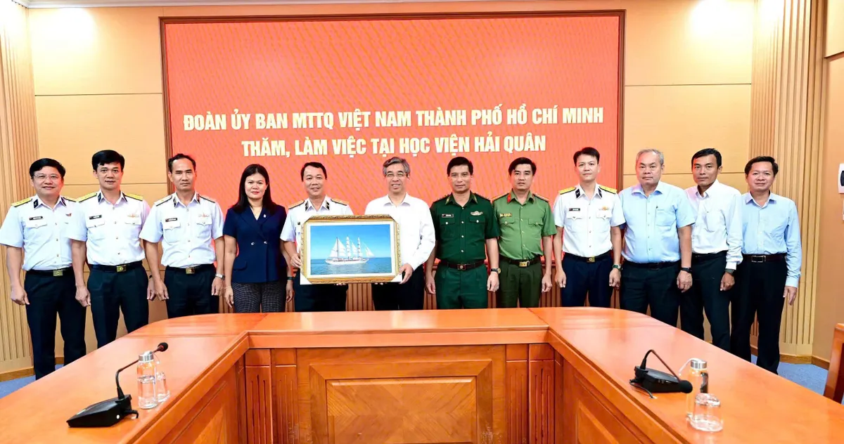 Thắt chặt t&igrave;nh qu&acirc;n d&acirc;n, chung tay bảo vệ vững chắc chủ quyền biển, đảo Tổ quốc- Ảnh 4.