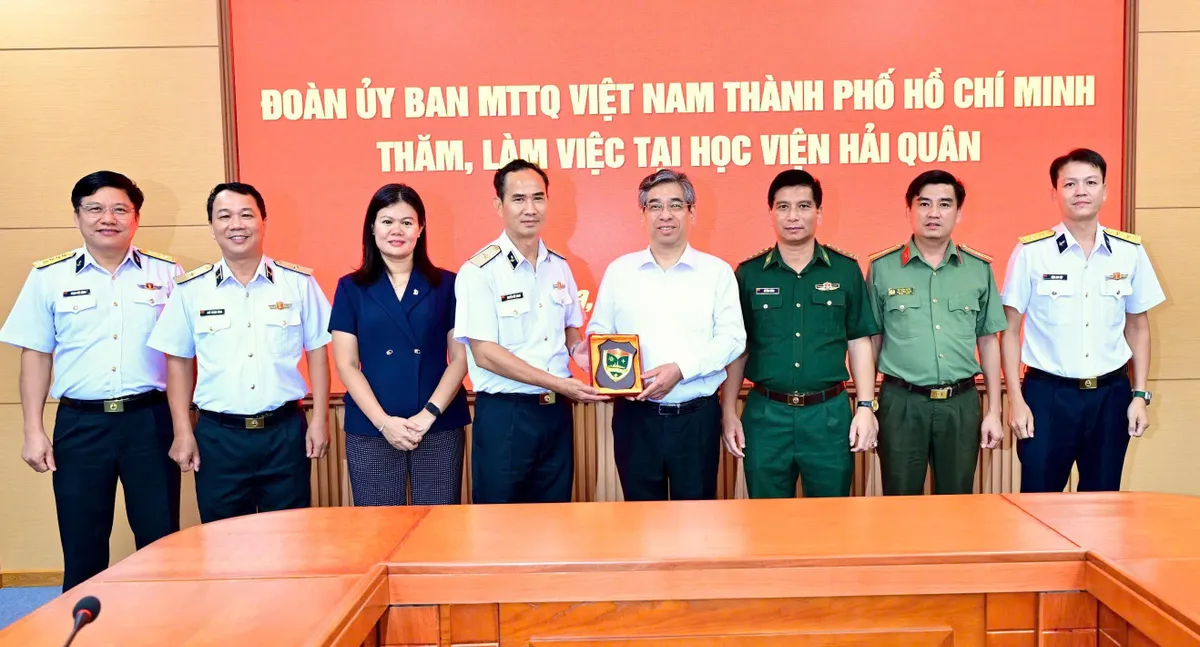Thắt chặt t&igrave;nh qu&acirc;n d&acirc;n, chung tay bảo vệ vững chắc chủ quyền biển, đảo Tổ quốc- Ảnh 3.