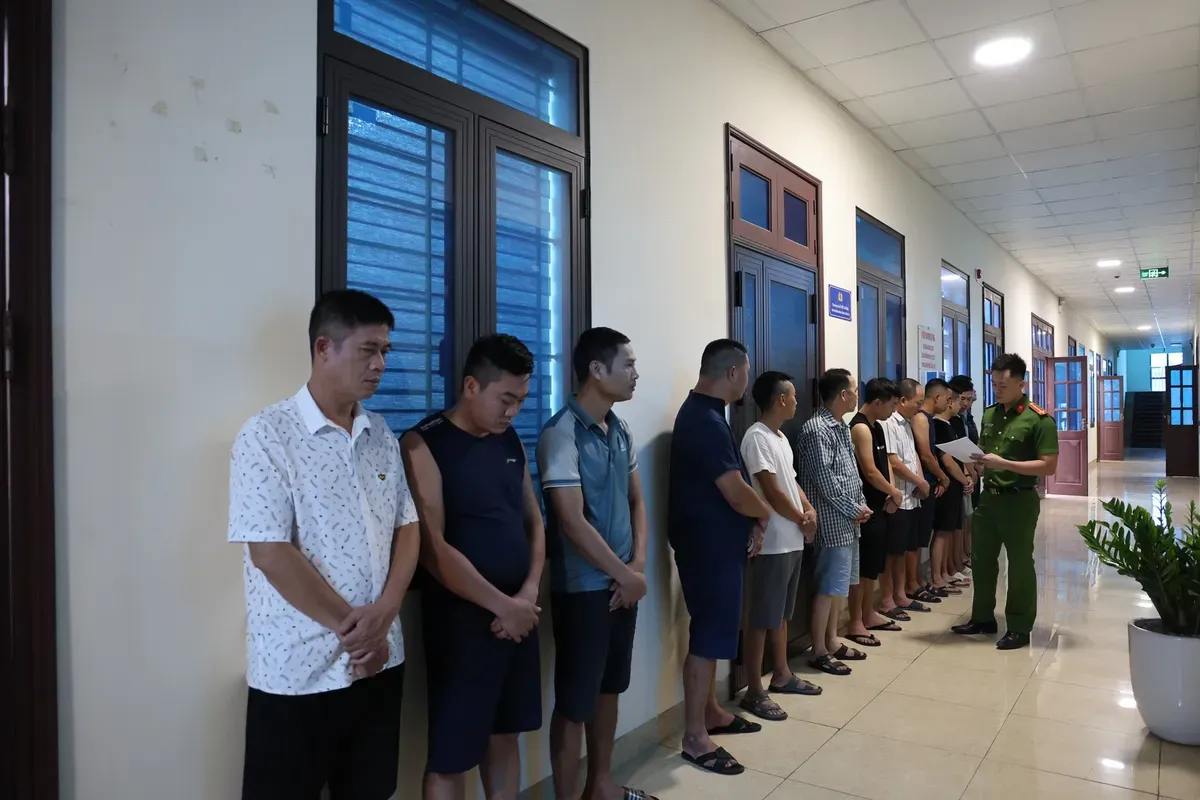 Triệt ph&aacute; ổ nh&oacute;m đ&aacute;nh bạc li&ecirc;ng ở Ninh B&igrave;nh, lắp camera v&agrave; kh&oacute;a cửa để đối ph&oacute; c&ocirc;ng an- Ảnh 1.