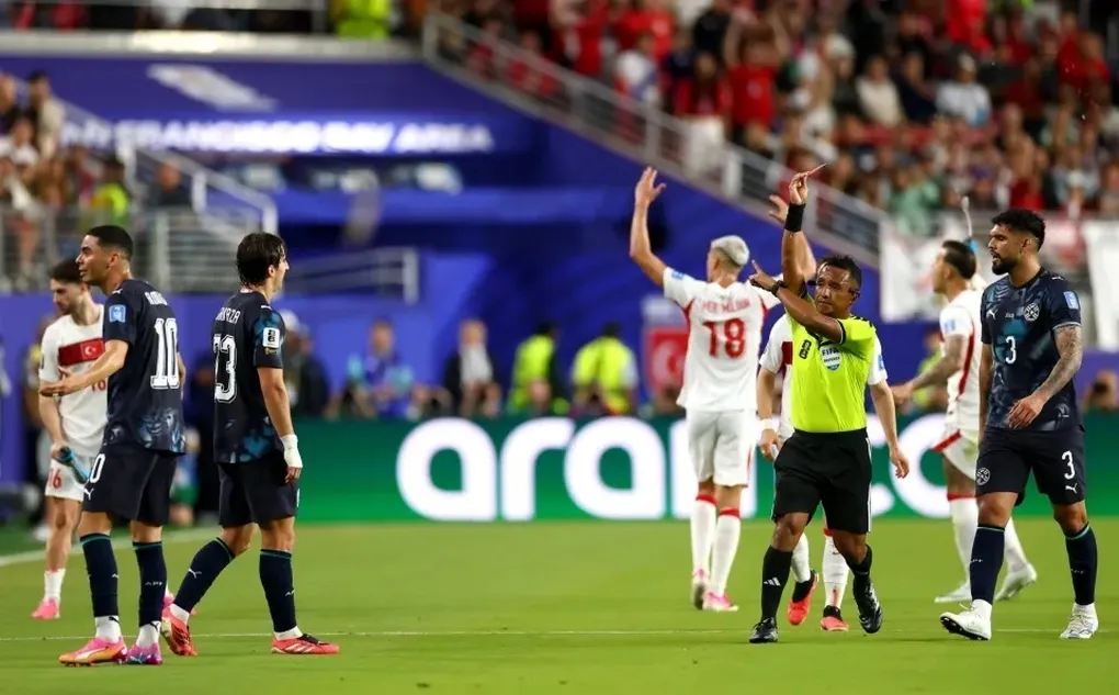 Miguel Almir&oacute;n bị truất quyền thi đấu v&igrave; che miệng chửi thề, Paraguay vẫn thắng Thổ Nhĩ Kỳ- Ảnh 1.