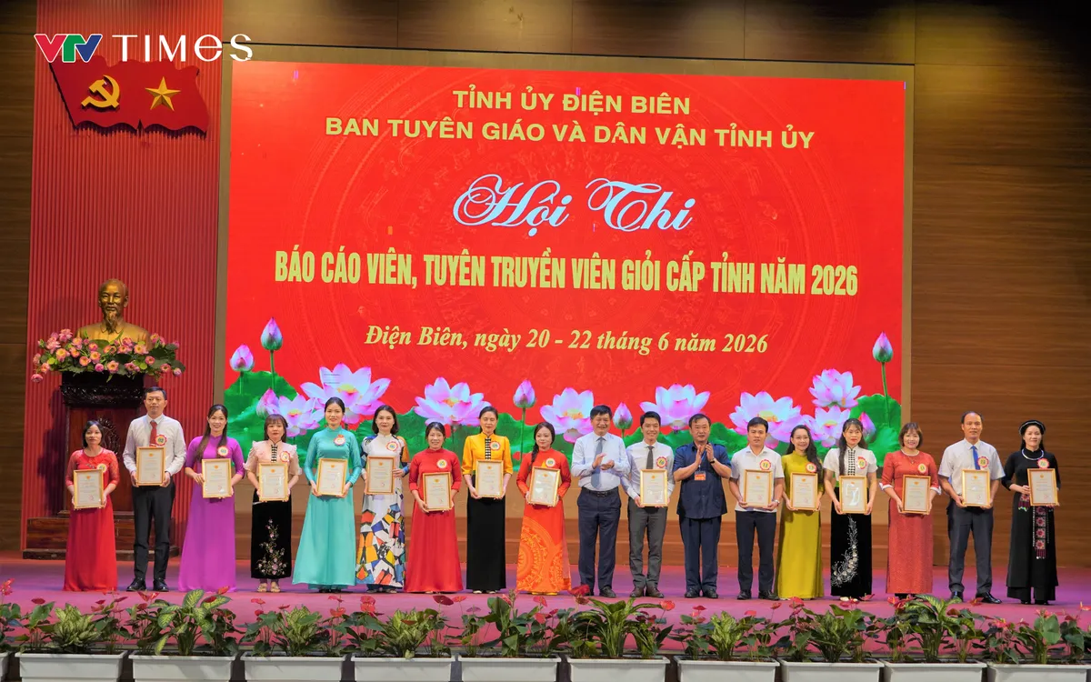 Các đồng chí: Lê Thành Đô, Phó Bí thư Thường trực Tỉnh ủy, Chủ tịch HĐND tỉnh và Vừ A Bằng, Trưởng ban Tuyên giáo và Dân vận Tỉnh ủy trao Giấy chứng nhận tham dự Hội thi cho các thí sinh. Ảnh: Quốc Hưng