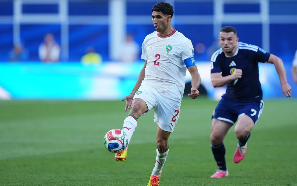 Cầu thủ Achraf Hakimi của Morocco chuyền bóng trong trận đấu bóng đá thuộc bảng C World Cup giữa Scotland và Morocco. (Ảnh: AP/Martin Meissner)