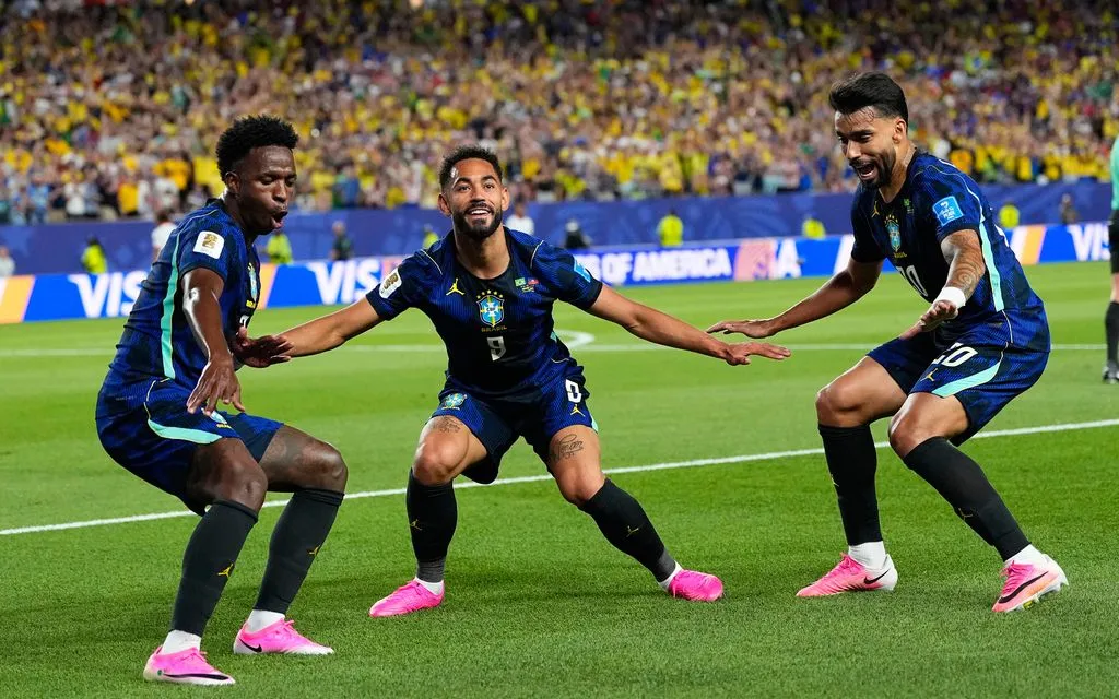 Matheus Cunha (9) của Brazil ăn mừng sau khi ghi bàn thắng thứ hai cho đội nhà cùng với Vinicius Junior (7) và Lucas Paqueta (20) trong trận đấu bóng đá thuộc bảng C World Cup giữa Brazil và Haiti. (Ảnh: AP/Petr David Josek)