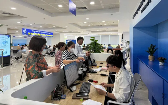 Người dân thực hiện thủ tục hành chính tại Trung tâm Phục vụ hành chính công TP. Hà Nội - Ảnh: VGP/Minh Anh