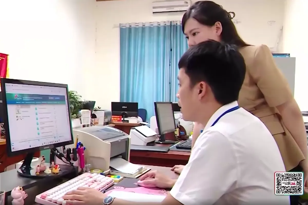 Chuyển đổi số ở cơ sở: Nỗ lực th&iacute;ch ứng với khối lượng c&ocirc;ng việc lớn - Ảnh 1.