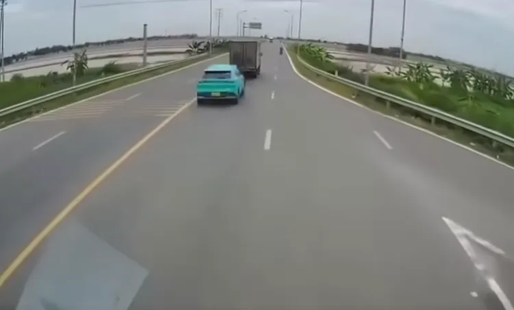 Kh&ocirc;ng giảm tốc độ khi qua giao lộ, &ocirc; t&ocirc; con đ&acirc;m xe tải rồi c&ugrave;ng lao xuống mương - Ảnh 1.
