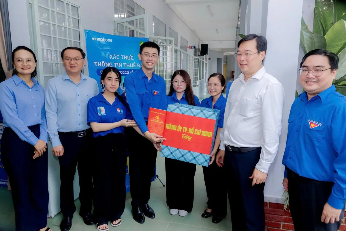 Ph&oacute; B&iacute; thư Thường trực Th&agrave;nh ủy TP Hồ Ch&iacute; Minh thăm c&aacute;c đội h&igrave;nh t&igrave;nh nguyện "M&ugrave;a h&egrave; số" - Ảnh 1.