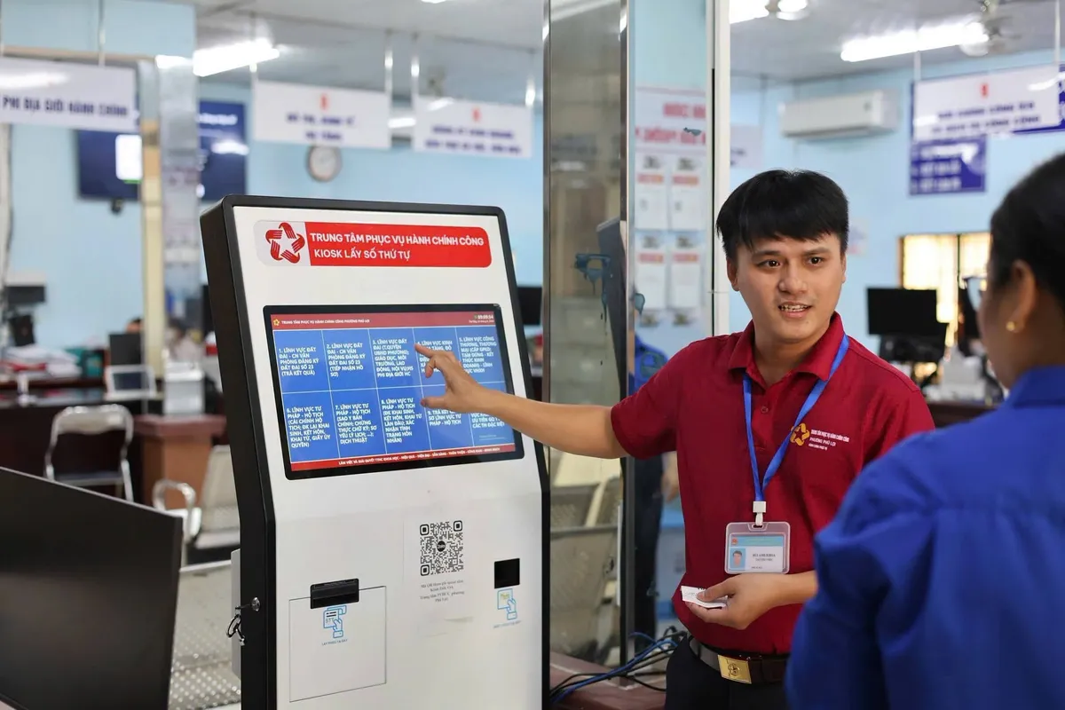 Ph&oacute; B&iacute; thư Thường trực Th&agrave;nh ủy TP Hồ Ch&iacute; Minh thăm c&aacute;c đội h&igrave;nh t&igrave;nh nguyện "M&ugrave;a h&egrave; số" - Ảnh 4.