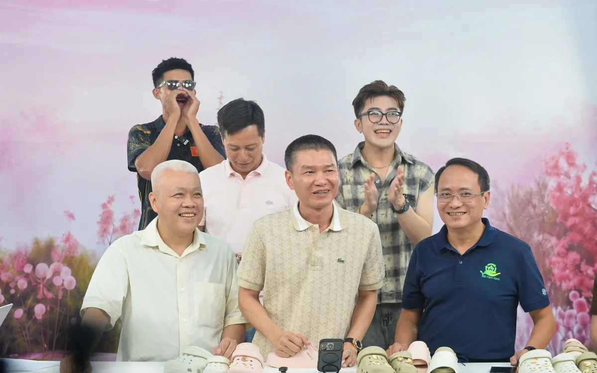Ông Nguyễn Lâm Thanh, đại diện TikTok tại Việt Nam; Nhà báo Nguyễn Hoàng Nguyên, Phó Tổng Biên tập Báo Tuổi Trẻ tham gia phiên MegaLive thanh niên trên kênh TikTok Thành Nesty. Ảnh: SYS Việt Nam. 