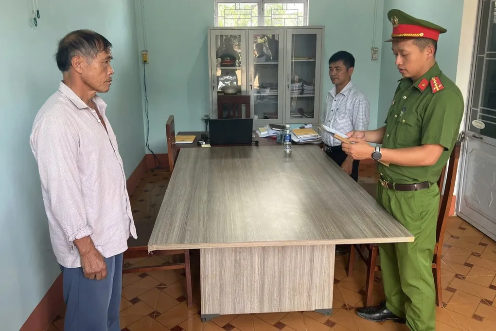 Khởi tố chủ trại nu&ocirc;i hơn 4.000 con heo v&igrave; xả h&agrave;ng trăm tấn chất thải ra m&ocirc;i trường- Ảnh 1.