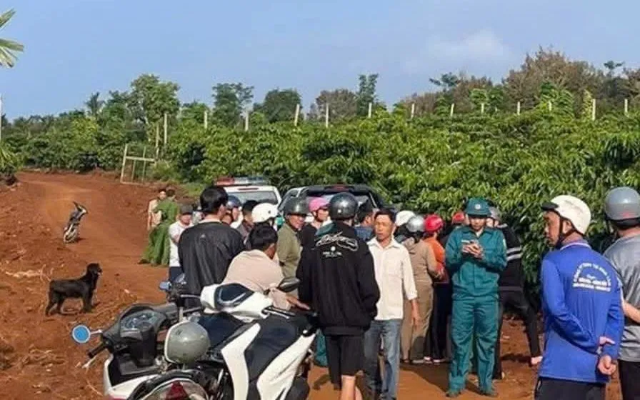 Cơ quan chức năng kiểm tra khu vực phát hiện thi thể cháu H. Ảnh: NC