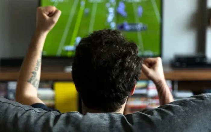 Thức đ&ecirc;m xem World Cup: Nỗi lo mất ngủ v&agrave; c&aacute;ch giữ sức khỏe trong m&ugrave;a b&oacute;ng đ&aacute; đỉnh cao- Ảnh 1.