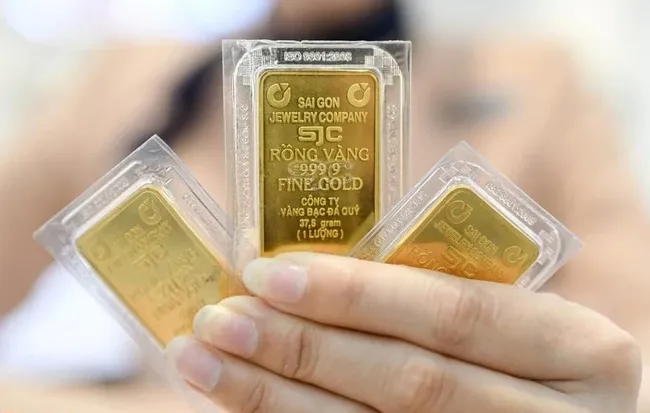 Gi&aacute; v&agrave;ng trong nước nh&iacute;ch tăng, người mua vẫn chịu khoản lỗ đ&aacute;ng kể- Ảnh 1.